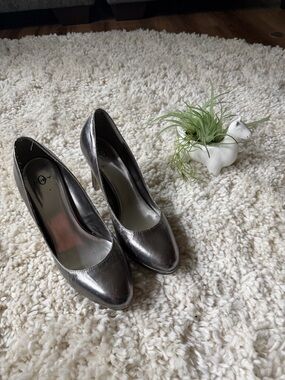 Joey Shimmery Silver new years look elegant closed Pointed-Toe High Heels